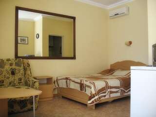 Гостиница Guest House on Kalinina 3 Коктебель  Двухместный номер с двуспальной кроватью и дополнительной кроватью-1