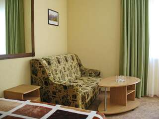 Гостиница Guest House on Kalinina 3 Коктебель  Двухместный номер с двуспальной кроватью и дополнительной кроватью-4