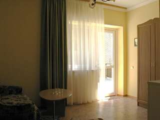 Гостиница Guest House on Kalinina 3 Коктебель  Двухместный номер с двуспальной кроватью и дополнительной кроватью-2