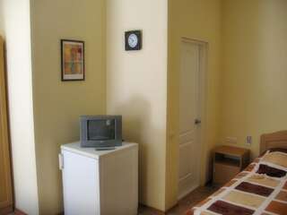 Гостиница Guest House on Kalinina 3 Коктебель  Двухместный номер с двуспальной кроватью и дополнительной кроватью-3