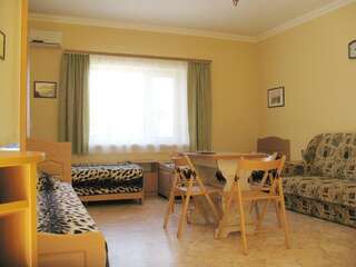 Гостиница Guest House on Kalinina 3 Коктебель Трехместный номер-1